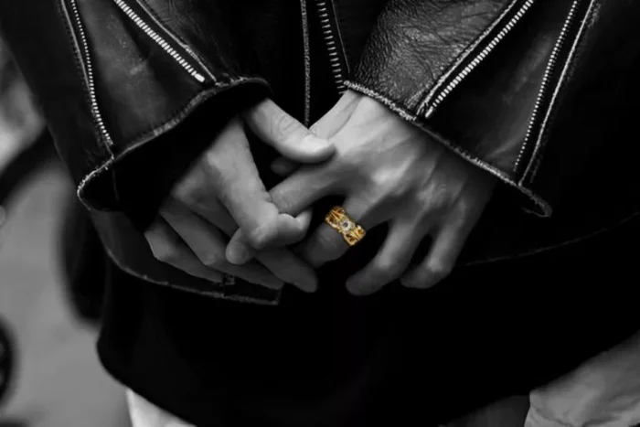 22K GOLD K&T RING WITH 5 DIAMOND